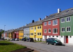 Le belle casette colorate nella città di Kristiansund, Norvegia, fotografate in una giornata di sole.
