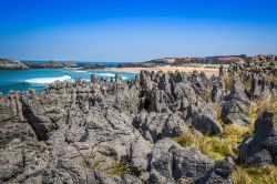 Le bizzarre rocce che caratterizzano la spiaggia di Helgueras, Noja, Spagna.
