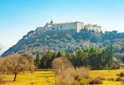 Le campagne di Cassino nel Lazio, in alto domina l'Abbazia di Montecassino, fondata da San Benedetto - © ValerioMei / Shutterstock.com