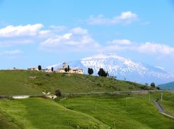 Le campagne intorno a Troina sui Monti Nebrodi e l'Etna innevato sullo sfondo
