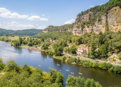 Le canoe sul fiume Dordogne a La Roque Gageac il celebre borgo della Francia in Aquitania