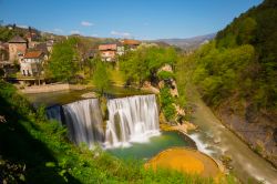 Le cascate della Pliva fotografate dall'alto, Jajce, Bosnia e Erzegovina.

