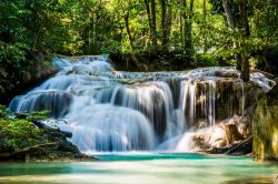 Le cascate Erawan Falls nel Kanchanaburi in Thailandia.