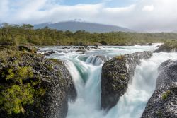 Le cascate Petrohue e il vulcano Osorno con la sua cima innevata nei pressi di Puerto Montt, Cile. Queste cascate fragorose offrono un panorama mozzafiato che ha come scenario il vulcano Osorno ...