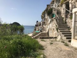 Le case-grotta di Palmarola, anntichi insediamenti sulle isole Pontine nel Lazio