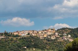 Le case addossate del borgo di Scarlino in Maremma, sud della Toscana