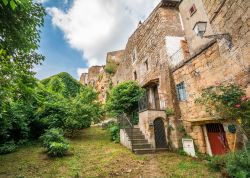 Le case antiche del borgo hippy di Calcata nel Lazio.