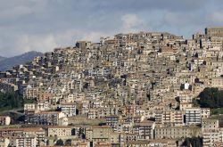 Le case arroccate del borgo di Gangi in Sicilia - © luigi nifosi / Shutterstock.com