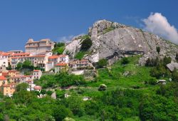 Le case arroccate del borgo di Pietrabbondante tra le montagne del Molise