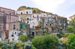 Le case arroccate del borgo storico di Tursi in Basilicata. Abbarbicato su un colle, il centro di Tursi sta diventando un'attrazione turistica molto frequentata grazie anche a interessanti ...