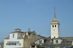 Le case bianche del centro di Castropol e la cjhiesa di Santiago in Spagna - © Raul Bal / Shutterstock.com