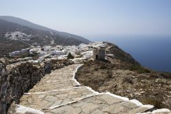 Le case bianche dell'antica Chora viste dal monastero di Zoodochos Pigi, isola di Sikinos, Grecia.
