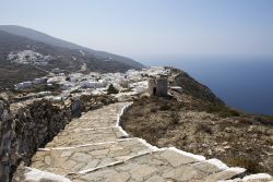 Le case bianche dell'antica Chora viste dal monastero di Zoodochos Pigi, isola di Sikinos, Grecia.
