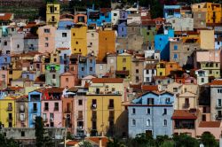 Le case color pastello del borgo medievale di Bosa, Sardegna occidentale
