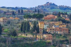 Le case colorate del borgo di San Giovanni d'Asso, provincia di Siena