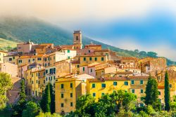 Le case colorate del borgo storico di Rio, Isola d'Elba, Toscana