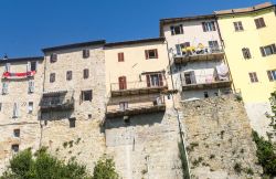 Le case colorate del centro di Camerino, borgo collinare delle Marche