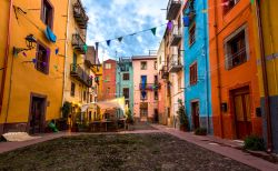 Le case colorate del centro storico di Bosa in Sardegna - © Kojin / Shutterstock.com