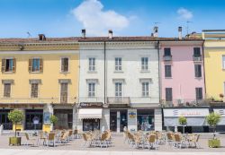 Le case colorate del centro storico di Casalmaggiore in Lombardia - © Alexandre Rotenberg / Shutterstock.com