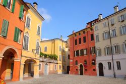Le case colorate del centro storico di Modena, ...