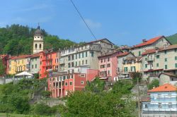 Le case colorate del centro storico di Voltaggio in Piemonte - © Andre86 - CC0, Wikipedia