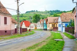 Le case colorate del paesino di Biertan, Transilvania, Romania. A circondare la cittadina sono colline bordeggiate da vigne, culture di granoturco e boschi.



