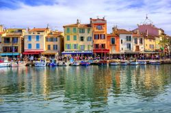 Le case colorate del porto di Cassis in Costa Azzurra, nella regione della Provenza, sud della Francia.
