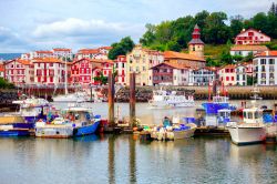 Le case colorate del porto di Saint Jean de Luz, costa atlantica francese.