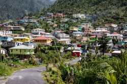 Le case colorate del villaggio di Soufriere in Dominica