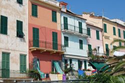 Le case colorate del villaggio ligure di Celle, provincia di Savona.
