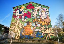 Le case colorate dell'itineraio dei murales a Vitoria Gasteiz, Spagna - © David Herraez Calzada / Shutterstock.com