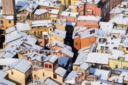 Le case colorate di Bologna in inverno fotografate dalla Torre degli Asinelli, Emilia Romagna.
