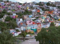 Le case colorate di Guanajuato, Messico. Un bella fotografia delle abitazioni variopinte che caratterizzano lo storico centro cittadino .
