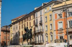 Le case colorate di Piazza Cavalli, il salotto del centro di Piacenza in Emilia