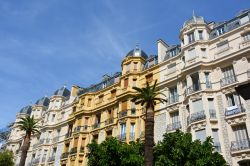 Le case colorate di Place Liberation a Nizza, Francia. Su questa storica piazza cittadina si affacciano palazzi signorili dalle facciate variopinte.
