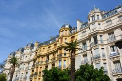 Le case colorate di Place Liberation a Nizza, ...