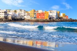 Le case colorate di Punta Brava viste da una spiaggia di Puerto de la Cruz, Tenerife, isole Canarie (Spagna).

