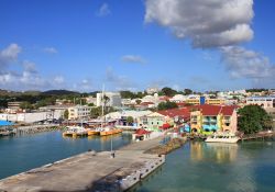 Le case colorate di Saint John's la capitale di Antigua e Barbuda ai Caraibi - © Studio Barcelona / Shutterstock.com