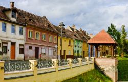 Case colorate a Sibiu, Romania - Facciate variopinte per gli edifici fotografati in questo angolo della città costruita nei pressi di un insediamento di epoca romana nominato in alcuni ...