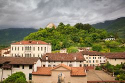 Le case del borgo di Polcenigo in Friuli, dominate dalla molte dl castello