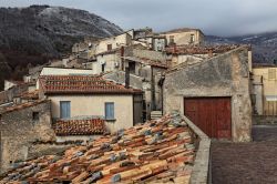 Le case del borgo di San Donato di Ninea tra i monti della Calabria