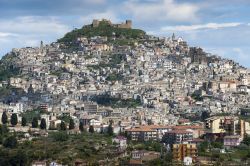 Le case del borgo storico di Agira in Sicilia, provincia di Enna - © luigi nifosi / Shutterstock.com