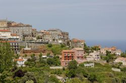 Le case del centro di Cervione in Corsica, sullo sfondo il Mare Tirreno