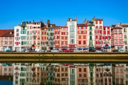Le case del centro storico di Bayonne (Francia) riflesse sul molo del fiume Nive - © saiko3p / Shutterstock.com