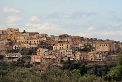 Le case del centro storico di Castroreale in Sicilia