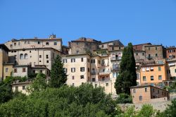 Le case del centro storico di Montepulciano viste dal basso, Toscana, Italia.
