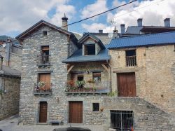 Le case del centro storico medievale di Ainsa, Spagna. In pietra e con elementi in legno, queste belle dimore rappresentano l'autenticità del villaggio che sembra essersi fermato ...