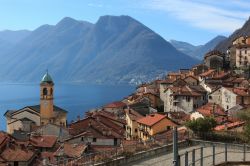 Le case del piccolo centro di Colonno, sulle sponde occidentali del Lago di Como