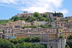 Le case della Narni medievale, si presentano come un vecchio presepe colorato, arroccato sulla montagna, sicuramente uno dei borghi piu belli di tutta l'Umbria - © Mi.Ti. / Shutterstock.com ...