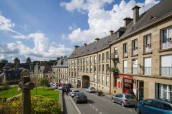 Le case di Fougères situate nei pressi del castello medievale, Bretagna, Francia. Questa città è oggi non solo un rilassato centro in cui respirare l'atmosfera medievale ...